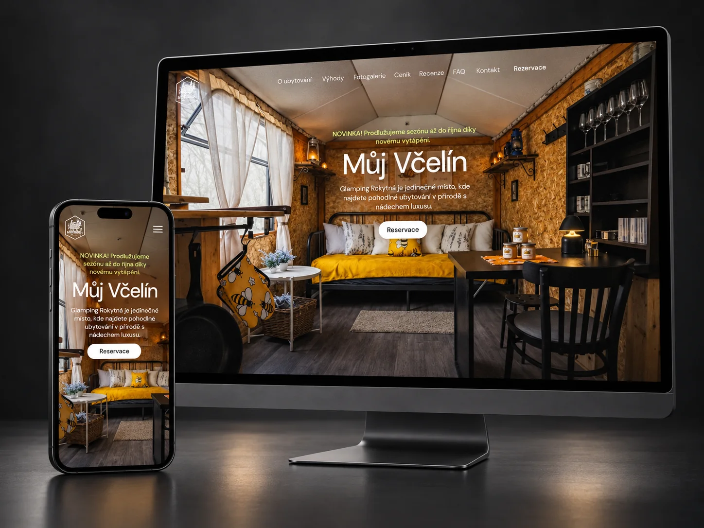 Web Můj Včelín na monitoru a na telefonu: úvodní stránka s interiérem maringotky