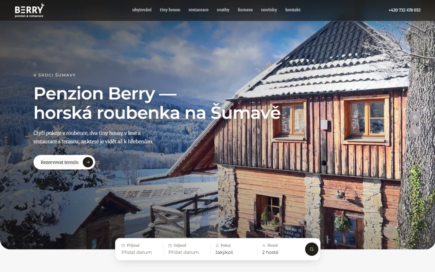Nový web Penzionu Berry: zasněžená roubenka přes celou šířku, nadpis Penzion Berry – horská roubenka na Šumavě a vyhledávání termínu