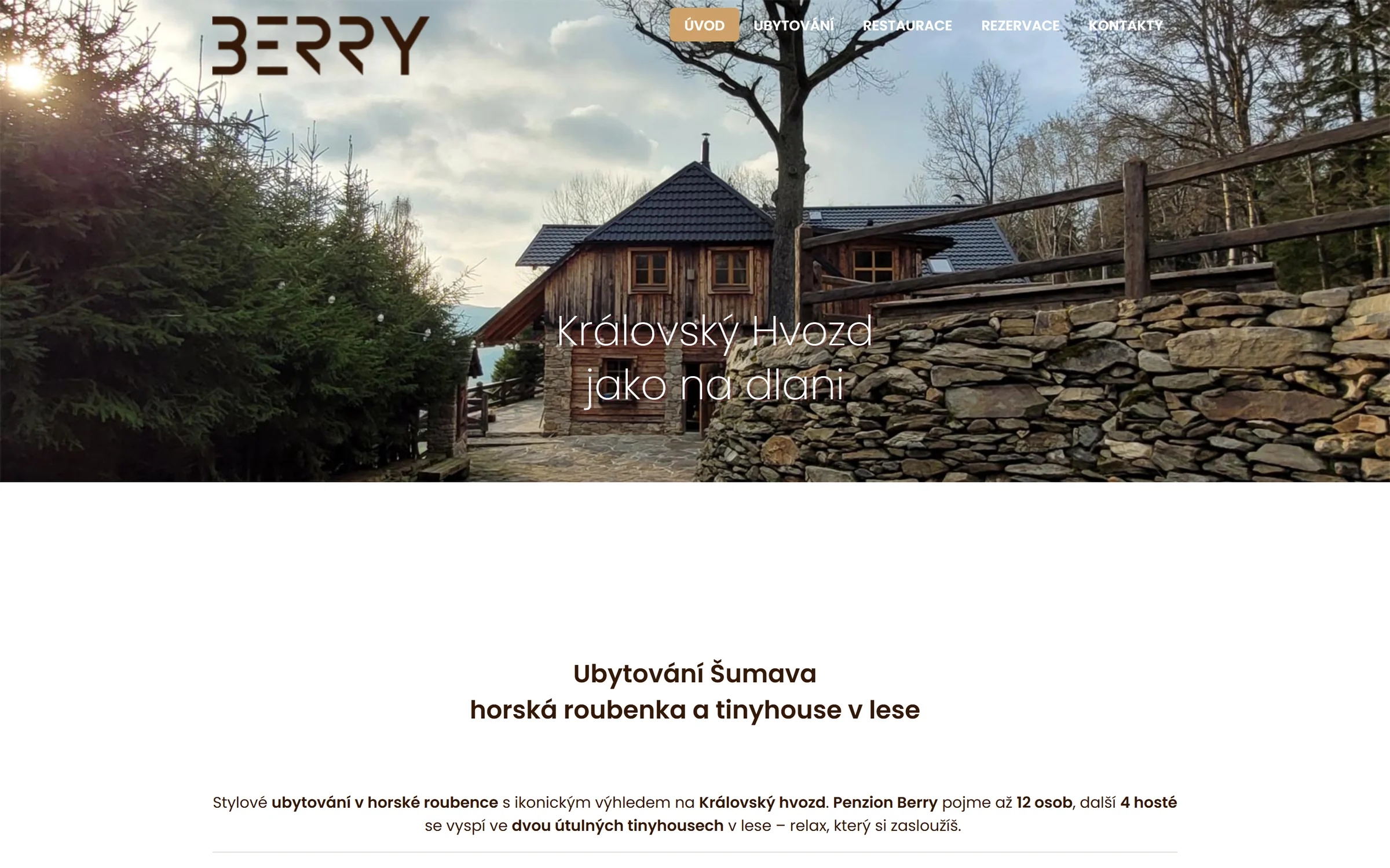 Původní web Penzionu Berry: logo, úvodní fotka roubenky s nápisem Královský Hvozd jako na dlani a bílé plochy kolem