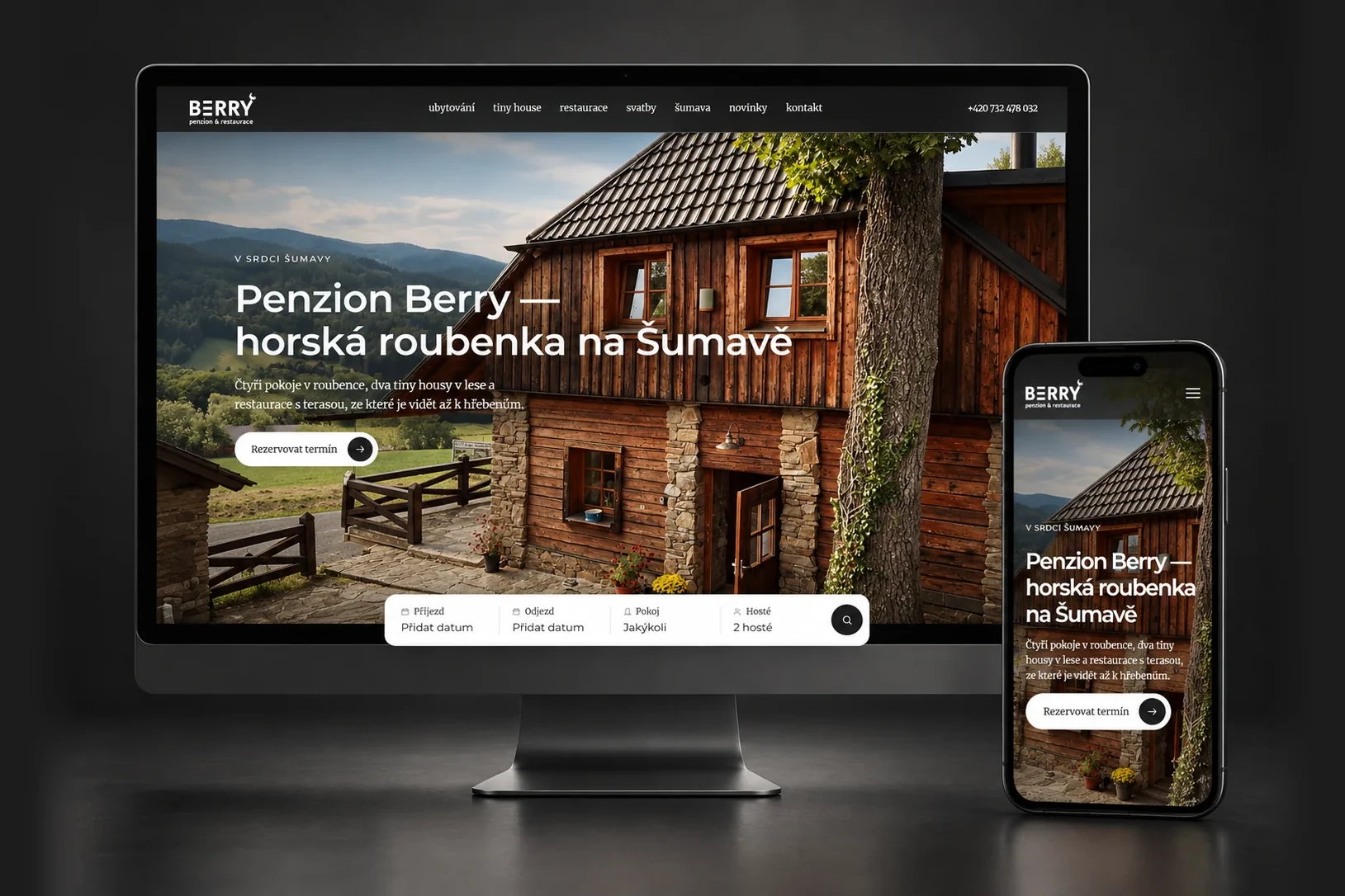 Web Penzionu Berry na monitoru a na mobilu: úvodní stránka s roubenkou na Šumavě